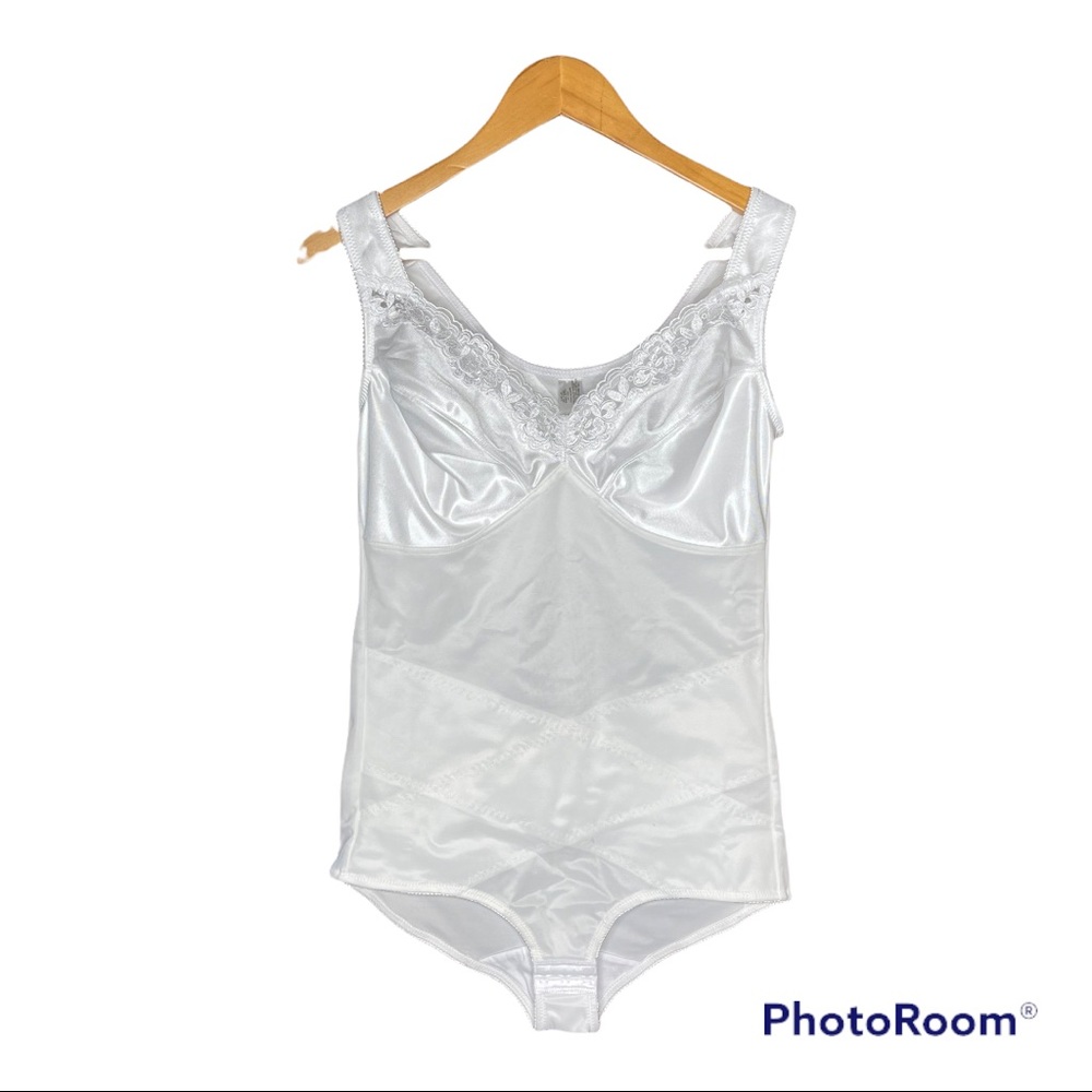 L ‘ Essentiel 38C Firm Control white body shaper